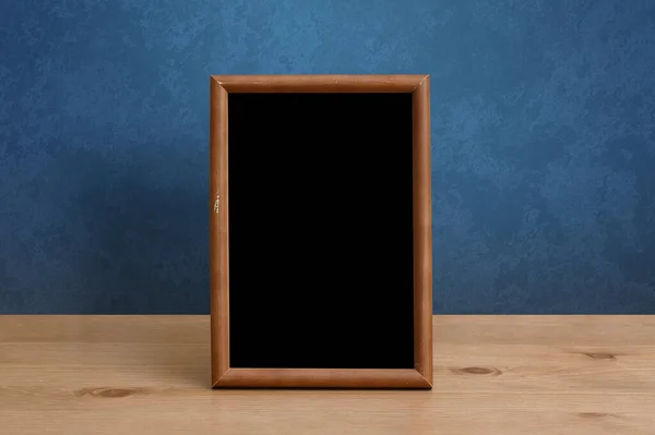 Houten Fotolijstje Tafel Blauwe Wand — Stockfoto