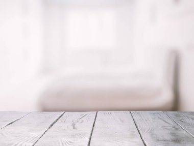 Büyük pencereli beyaz ahşap masa