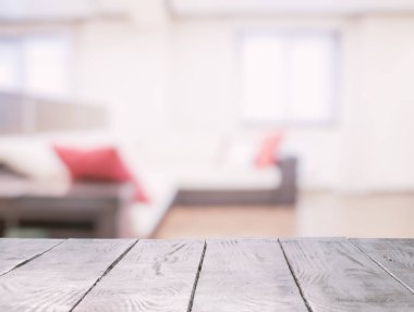 Oturma odasındaki beyaz ahşap masa.