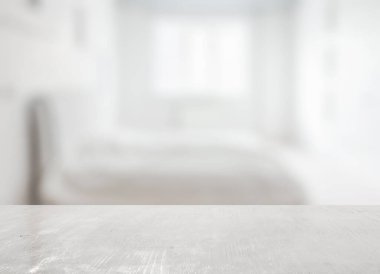 Yatak odasındaki beyaz tahta masa.