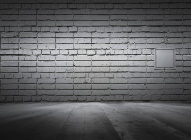 Tuğla duvarlı eski bir iç mimari, koyu renk bir arka plan.