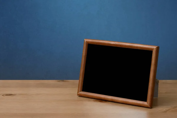 Cadre Photo Bois Sur Table Mur Bleu — Photo