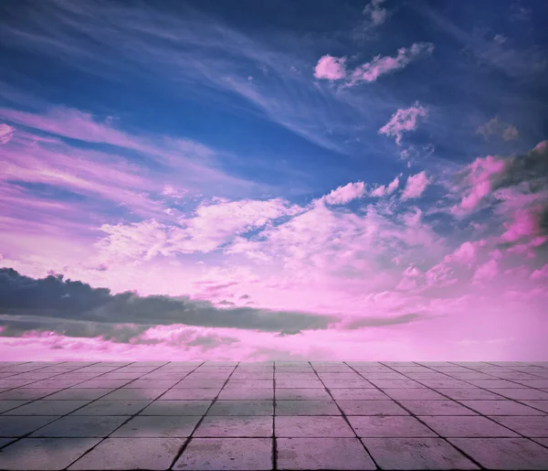 Nuvole Rosa Cielo Blu Pavimento Grigio Sfondo Drammatico Neon — Foto Stock