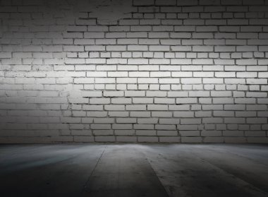 Tuğla duvarlı eski bir iç mimari, koyu renk bir arka plan.