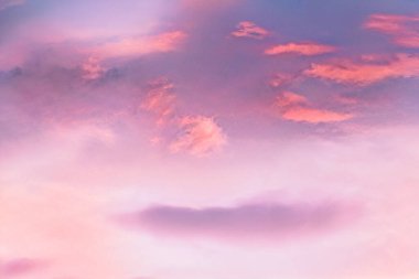 Pembe bulutlar, neon gökyüzü arkaplanı, nöral filtre fotoğrafçılığı