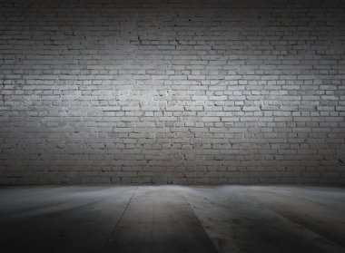 Tuğla duvarlı eski bir iç mimari, koyu renk bir arka plan.