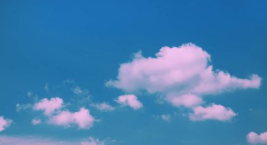 Pembe bulutlar, neon gökyüzü arkaplanı