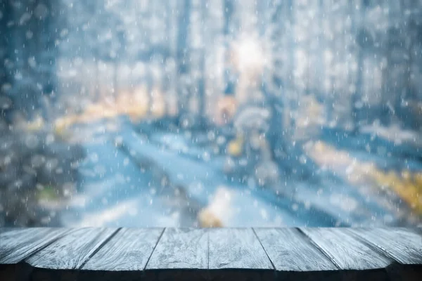 古い凍結木製のテーブルと雪の森 クリスマスと新年の冬の背景 — ストック写真