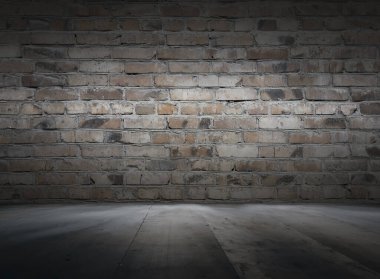 Tuğla duvarlı eski bir iç mimari, koyu renk bir arka plan.