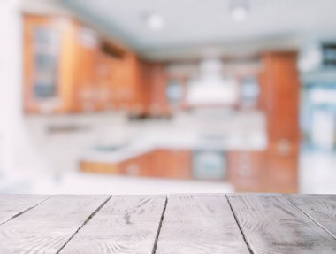 Mutfaktaki beyaz ahşap masa.