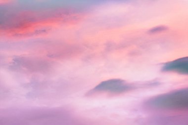 Pembe bulutlar, neon gökyüzü arkaplanı, nöral filtre fotoğrafçılığı