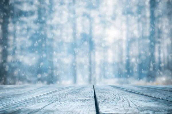 Oude Bevroren Houten Tafel Besneeuwd Bos Kerstmis Nieuwjaar Winter Achtergrond — Stockfoto