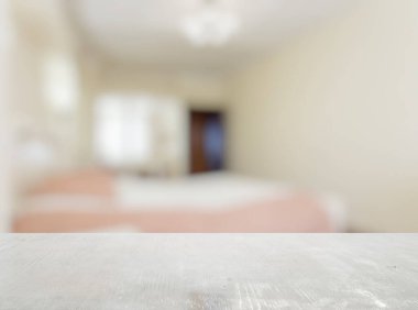 Yatak odasındaki beyaz tahta masa.