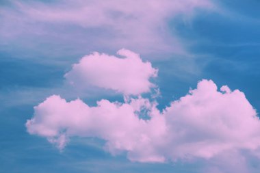 Pembe bulutlar, neon gökyüzü arkaplanı