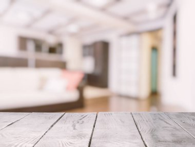 Oturma odasındaki beyaz ahşap masa.