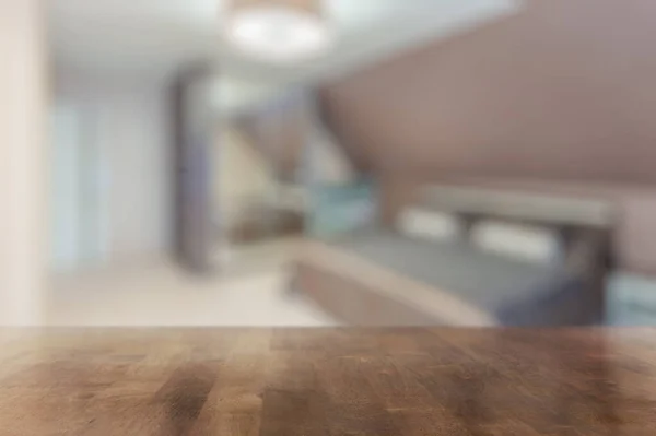 Brauner Holztisch Schlafzimmer — Stockfoto