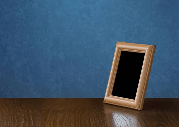 Houten Fotolijstje Tafel Blauwe Wand — Stockfoto