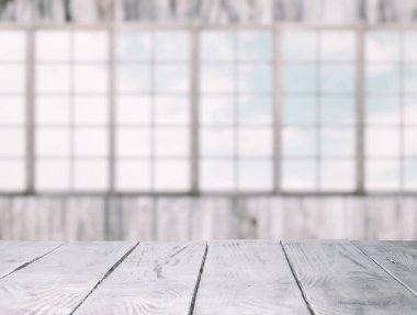 Büyük pencereli beyaz ahşap masa