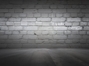 Tuğla duvarlı eski bir iç mimari, koyu renk bir arka plan.