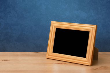 Masada ahşap fotoğraf çerçevesi, mavi duvar.