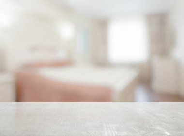 Yatak odasındaki beyaz tahta masa.