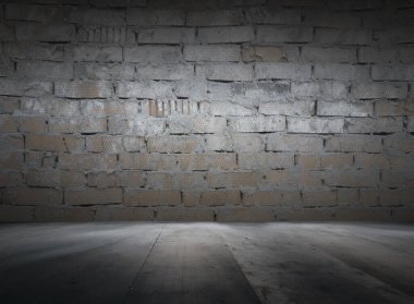 Tuğla duvarlı eski bir iç mimari, koyu renk bir arka plan.