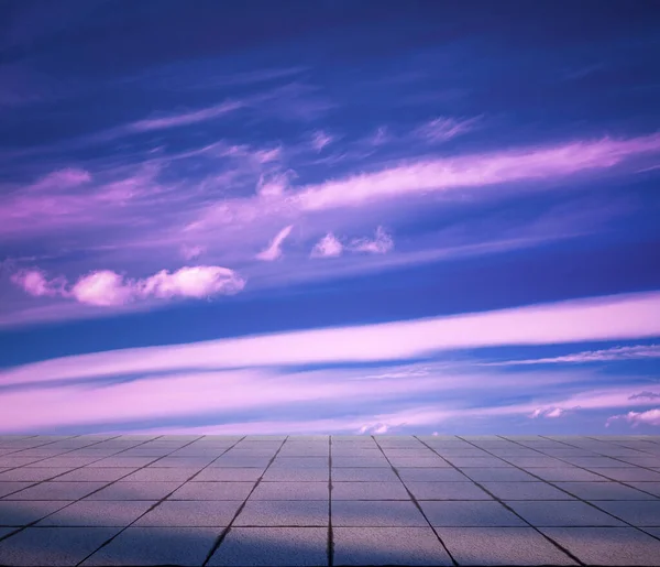 Nubes Rosadas Cielo Azul Suelo Gris Fondo Dramático Neón — Foto de Stock