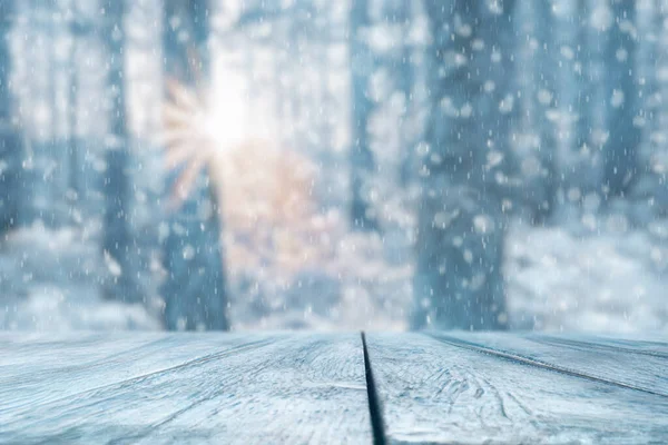 Gammalt Fruset Träbord Och Snöig Skog Jul Och Nytt Vinter — Stockfoto