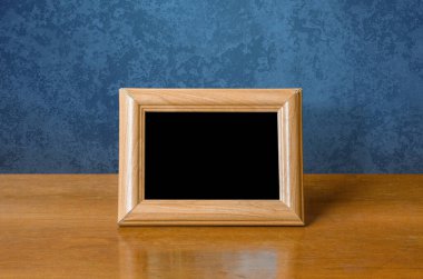 Masada ahşap fotoğraf çerçevesi, mavi duvar.