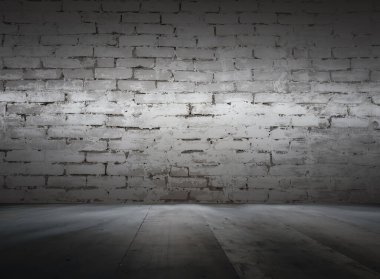 Tuğla duvarlı eski bir iç mimari, koyu renk bir arka plan.