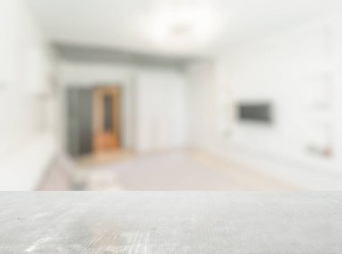 Oturma odasındaki beyaz ahşap masa.