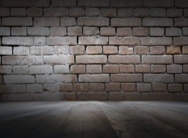 Tuğla duvarlı eski bir iç mimari, koyu renk bir arka plan.