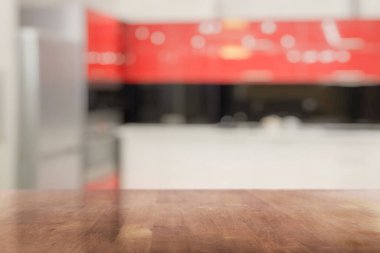 Mutfaktaki kahverengi tahta masa.