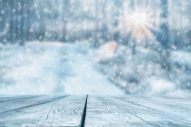 Eski donmuş ahşap masa ve karlı orman. Noel ve yeni yıl kış arkaplanı.