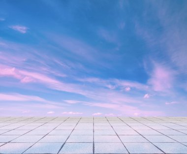 Pembe bulutlar, mavi gökyüzü, gri zemin. neon dramatik arkaplan.