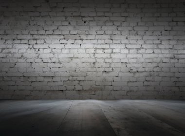 Tuğla duvarlı eski bir iç mimari, koyu renk bir arka plan.