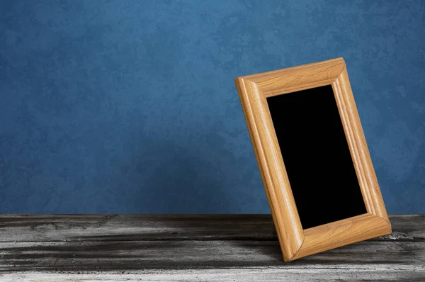 Houten Fotolijstje Tafel Blauwe Wand — Stockfoto