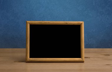 Masada ahşap fotoğraf çerçevesi, mavi duvar.