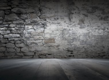 Tuğla duvarlı eski bir iç mimari, koyu renk bir arka plan.