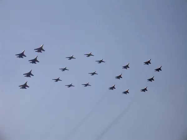 Figur 100 im Himmel mit militärischen Kampfflugzeugen — Stockfoto