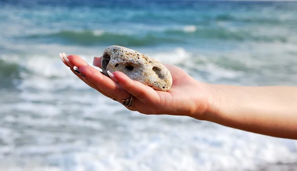 Female hands with sea stones — Stock Photo, Image