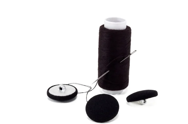 Hilo negro con aguja y botones —  Fotos de Stock
