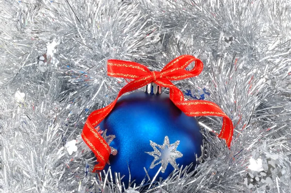 Niebieski piłka Boże Narodzenie z czerwoną wstążką — Zdjęcie stockowe