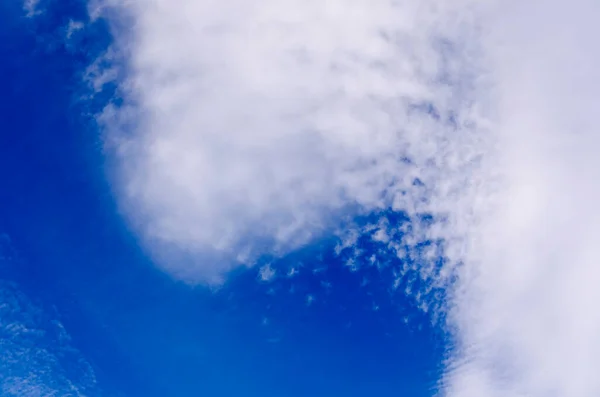 Blauer Himmel Mit Weißen Wolken Einem Sommertag lizenzfreie Stockfotos