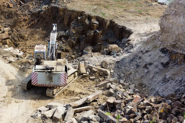 Excavator machine doing earthmoving work — Stock Photo, Image