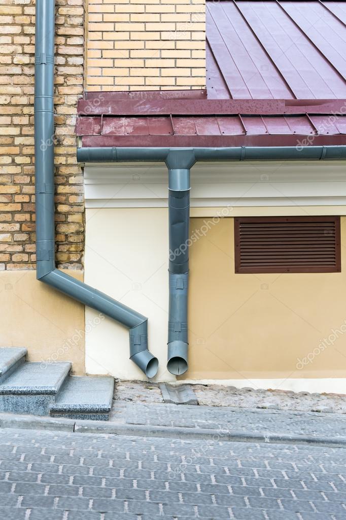 Altes Haus mit Dachrinne und Regenrinne - Stockfotografie: lizenzfreie