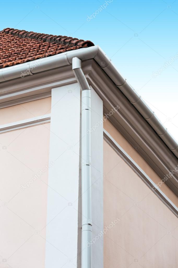 Angolo di casa con grondaia — foto stock © mrtwister #51048723 Angolo di casa