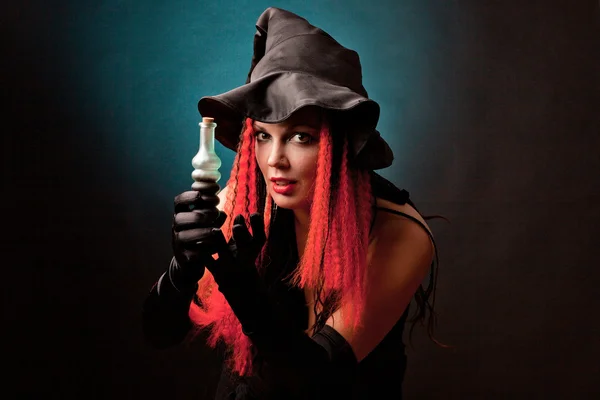 Bruxa pratica bruxaria em fundo preto . — Fotografia de Stock