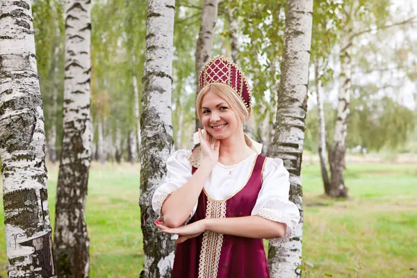 Женщина в русском традиционном костюме — стоковое фото