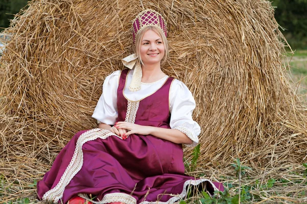 Vrouw in Russische traditionele kostuum — Stockfoto